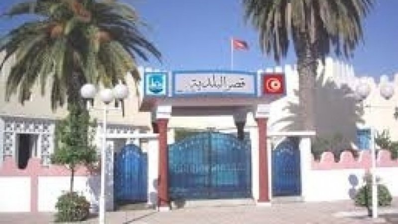 بعد المروج، بلدية الكرم تتدخل في طبربة..وفتحي العيوني يتحدث عن اضراب وهمي