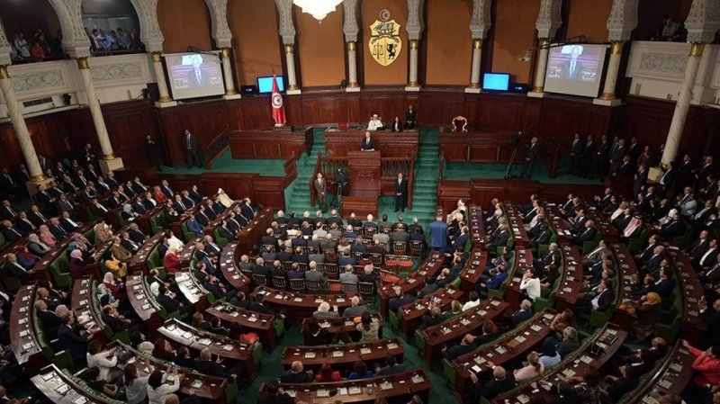 الحكومة تصادق على مشروع قانون اساسي متعلق بتنظيم حالة الطوارئ الصحيّة وتحيله الى مجلس النواب.