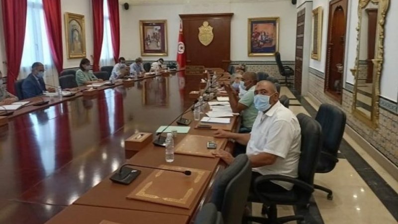 التعهد بإعادة تشغيل المعامل الآلية بالساحل والألبان الصناعية بسيدي بوعلي وصرف مساعدات للعمال
