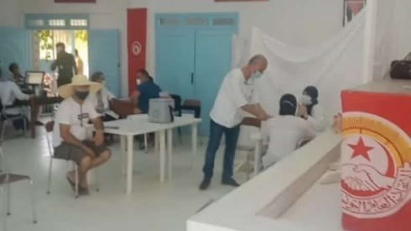 البداية بالاتحاد المحلي بنفطة.. اتحاد الشغل يضع مقراته على ذمة الهياكل الصحية لاستغلالها كمراكز تلقيح