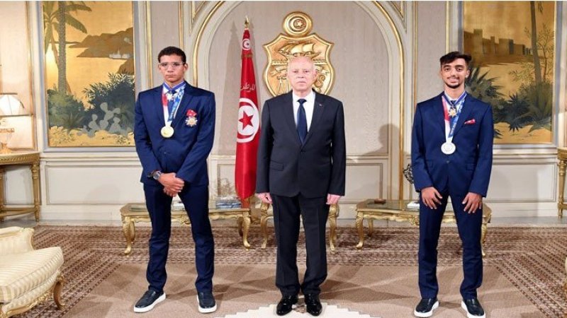 رئيس الجمهورية يوسم البطلين أحمد الحفناوي وخليل الجندوبي