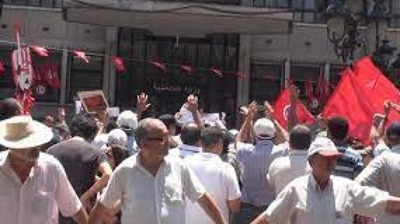 الاتحاد يدين بشدة الاعتداء على المشاركين في الوقفة الاحتجاجية الدورية للكشف عن قتلة شكري بلعيد