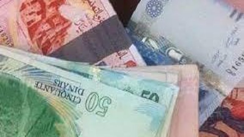 عملة التربية بالقيروان يطالبون بمنحة الكتب والادوات المدرسية