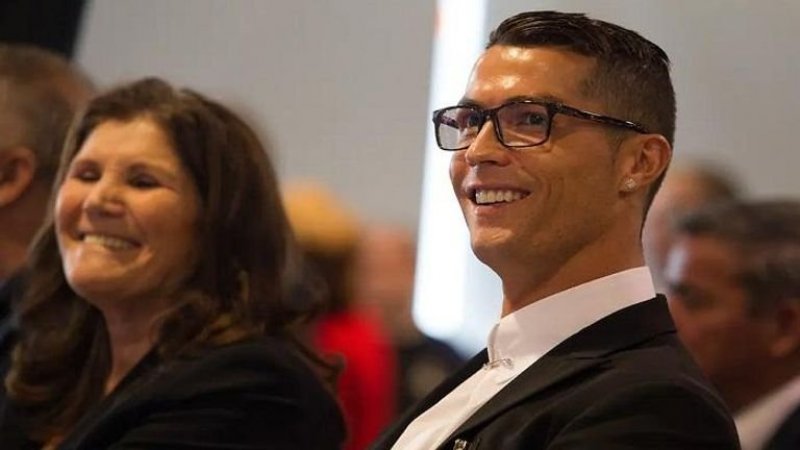 والدة كريستيانو رونالدو ممنوعة من حضور مبارياته