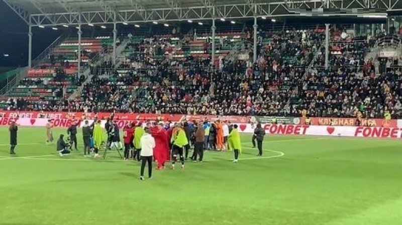 لاعب كرة قدم يتقدم بطلب الزواج من صديقته في منتصف المباراة