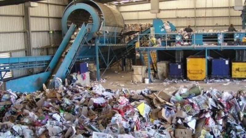 من سيشمل تصنيف قطاع النفايات الصلبة والسائلة ضمن المهن الخطرة والشاقة؟