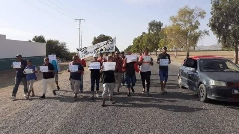 يصلون مساء الغد الى العاصمة..مجموعة من عمال شركة تيسالكو بالقيروان يسيرون على الاقدام للقاء الرئيس