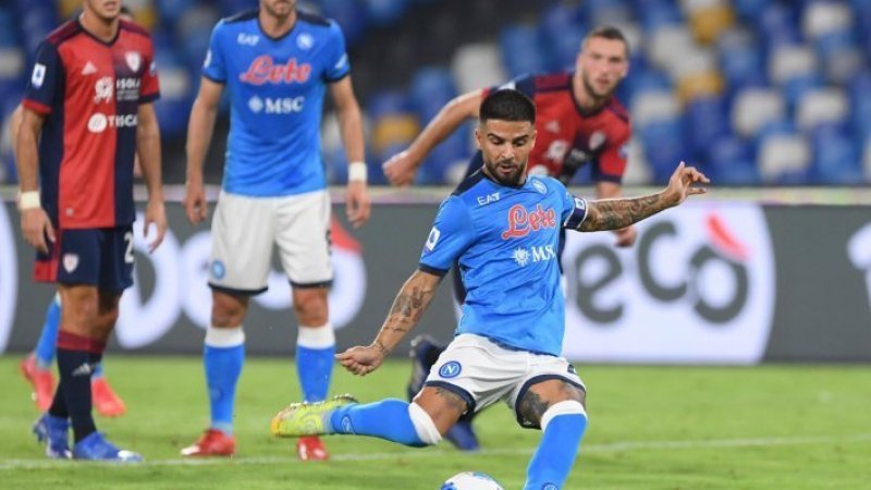 نابولي يتخطى كالياري ويواصل صدارته للدوري الايطالي بالعلامة الكاملة