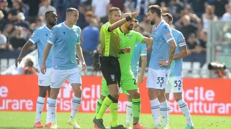 أتشيربي يغيب عن لاتسيو أمام الانتر بعد تلقيه البطاقة الحمراء