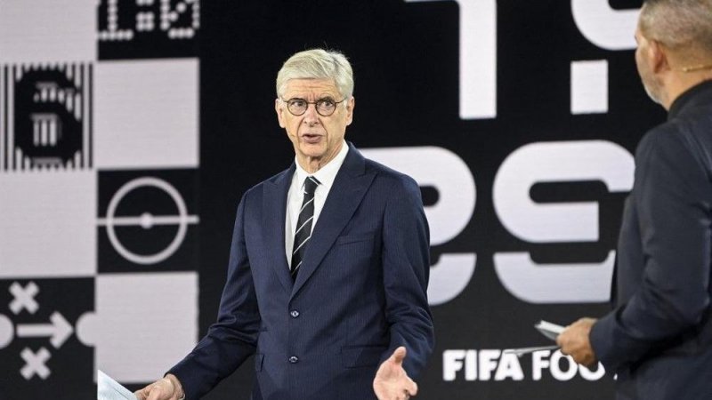 فينغر يشير إلى إمكانية اعتماد كشف "آلي" لحالات التسلل في كأس العالم FIFA قطر 2022™