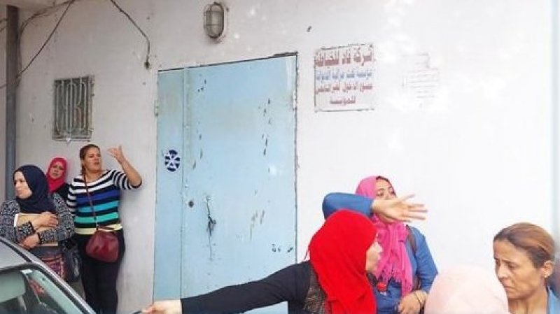 نابل.. مصنع نسيج يغلق ابوابه، و250 عاملا يعتصمون داخله للمطالبة بمستحقاتهم