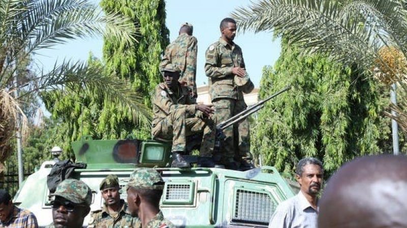 السودان.. انقلاب الجيش على الحكومة واعتقالات لقيادات مدنية ووزراء