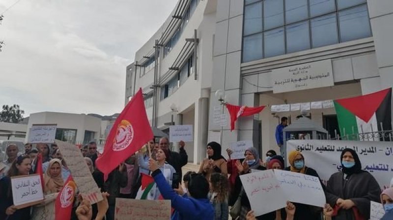 تجمع احتجاجي في زغوان دفاعا عن العاملين في التربية وتنديدا بممارسات المندوب الجهوي.