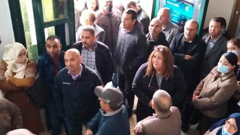 سليانة..حضور مكثف للاساتذة امام مقر المندوبية الجهوية للتربية ومطالبة بحوار شامل وبسن منشور يجرم الاعتداء على المربين