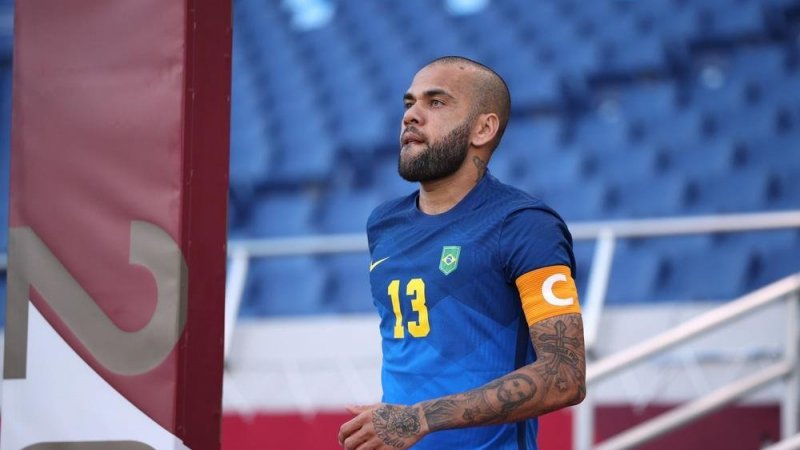 برشلونة يعلن رسمياً عودة داني ألفيس إلى صفوفه