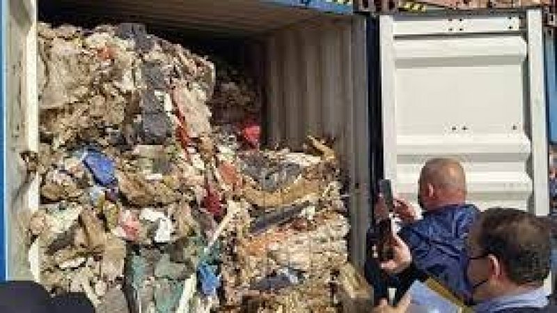 تكليف متصرف قضائي للإشراف على عملية شحن حاويات النفايات الإيطالية