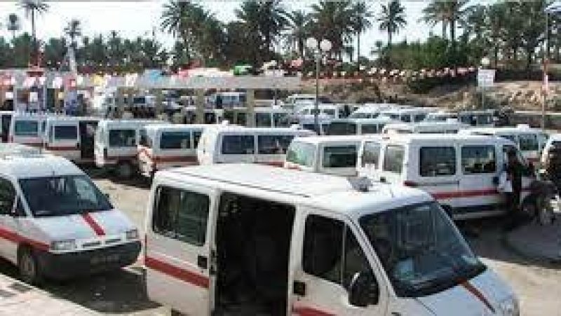 مجموعة من أصحاب اللواجات يحتجون أمام وزارة النقل مطالبين بالتمديد في صلوحية سياراتهم لمدّة سنتين
