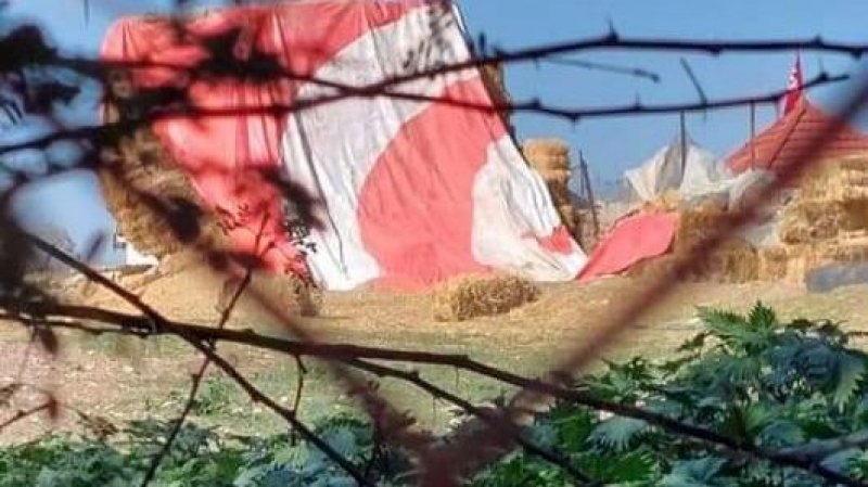 "مستثمر" يهين العلم التونسي ويحوله الى خرقة!!!