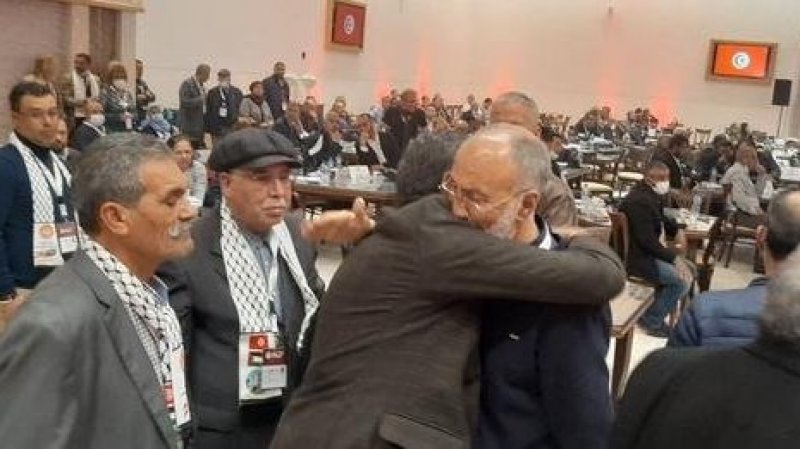 تيجان تكريم وأكاليل توسيم على رأس الأخ القويم عبد الكريم