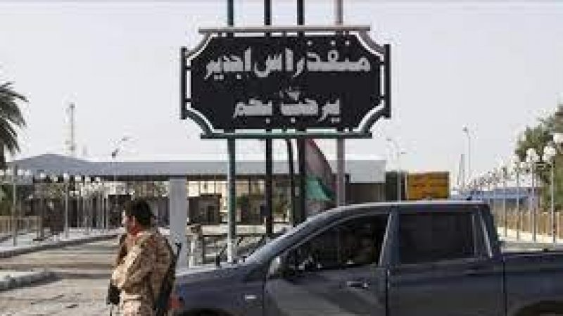 معبر راس جدير..القبض على شخص بحوزته 700 غرام من الهيروين اخفاها داخل احذية