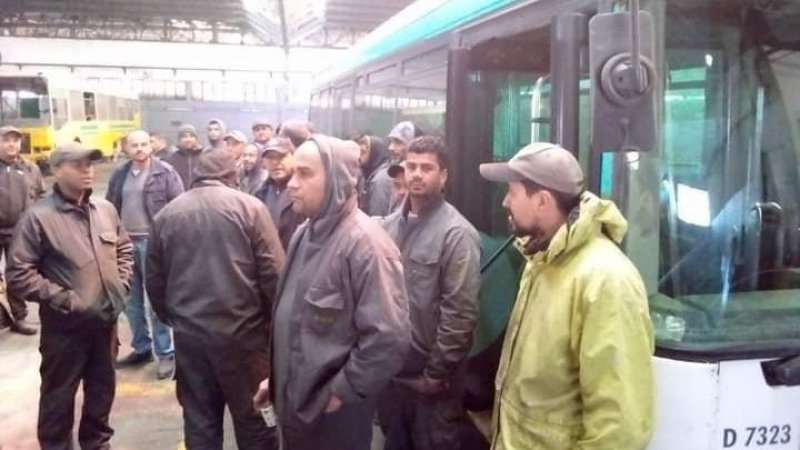 اطارات واعوان مستودع بئر القصعة ينفذون وقفة احتجاجية