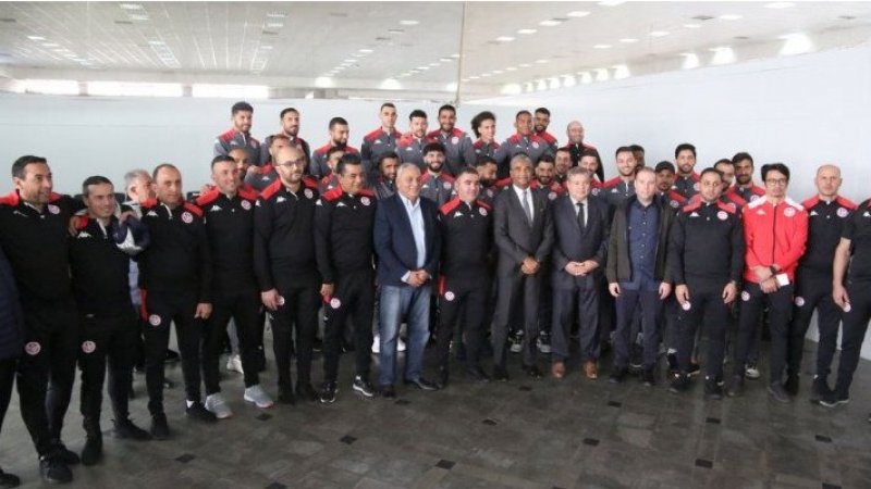 وزير الرياضة يودّع المنتخب التونسي قبل السفر الى باماكو