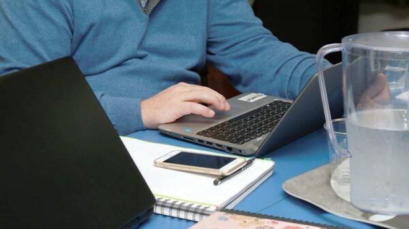 العمل عن بعد في الإدارة التونسية كما ضبطه أمر رئاسي بين الشروط والاستثناءات