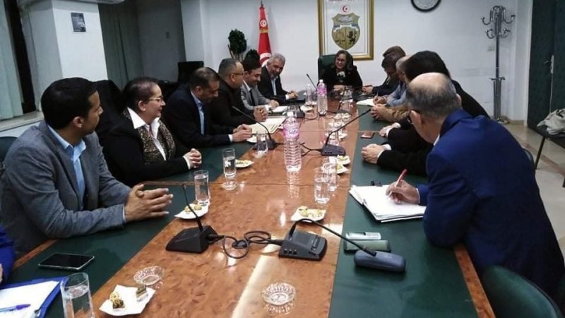 في لقاء ايجابي بوزيرة الصناعة..كاتب عام الجامعة العامة للنفط يؤكد .."مشكل شركات توزيع المحروقات في طريقه الى الحل"