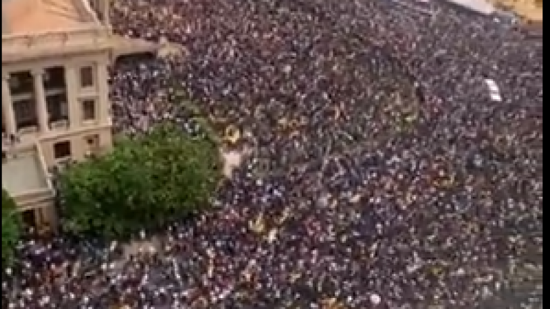 مئات الآلاف من المتظاهرين يجبرون الرئيس السيريلانكي على الفرار والتنحي ورئيس الحكومة على الاستقالة