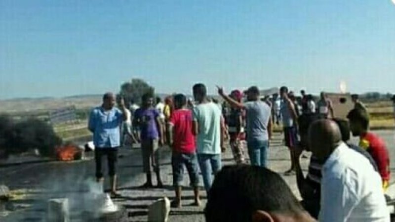 احتجاجا على عدم توفر الماء الصالح للشراب..متساكنو "الكشاردية " من ولاية القيروان يغلقون الطريق
