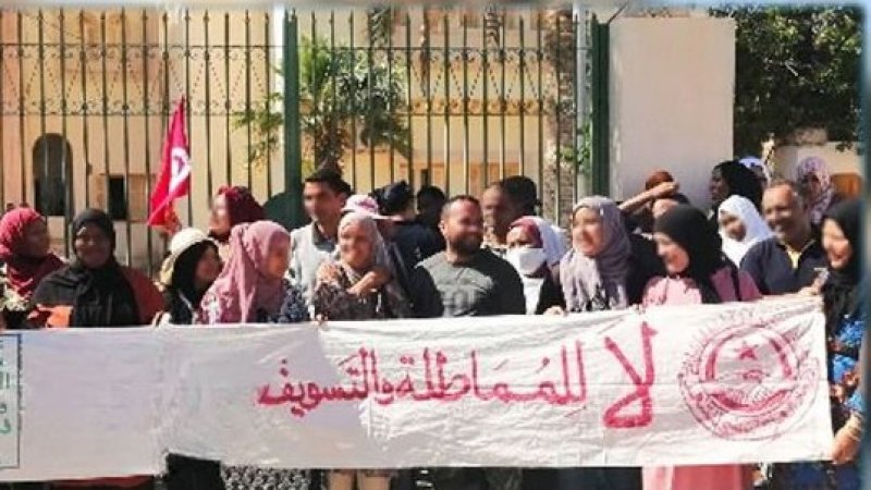 عدد من اعوان شركة البستنة والغراسات بقبلي يمنعون شاحنات نقل المحروقات من العبور