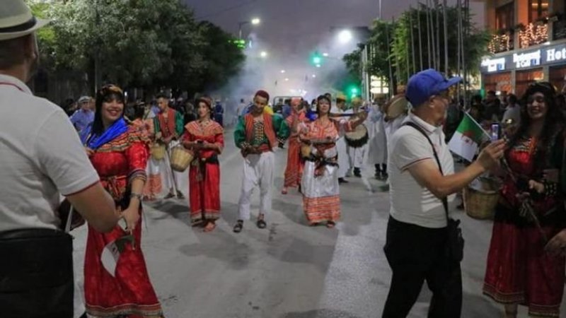 خطأ تقني يعرقل افتتاح مهرجان تيمقاد بالجزائر ويطيح برئيسه