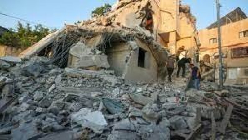الجيش يهدم منزلي فلسطينيين متهمين بقتل ثلاثة إسرائيليين