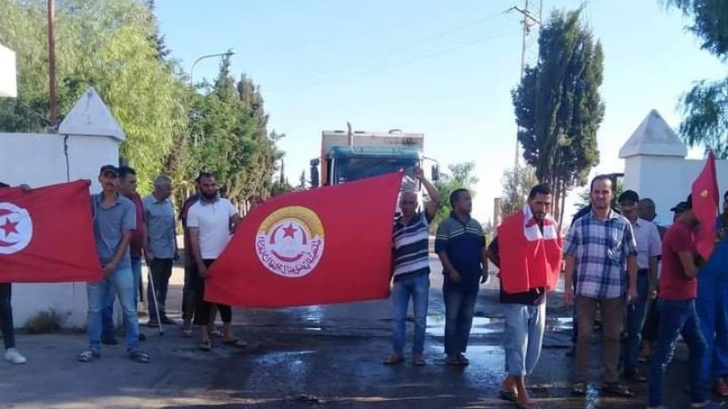 تسرب مياه الرشح من مركز تحويل النفايات في القلعة الصغرى والاعوان يحتجون
