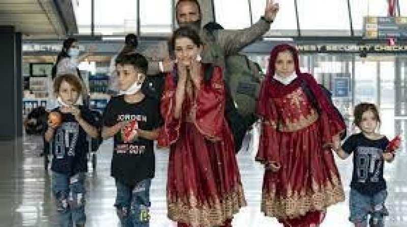 استمرار هروب الأدمغة من أفغانستان بعد عام من عودة طالبان للحكم