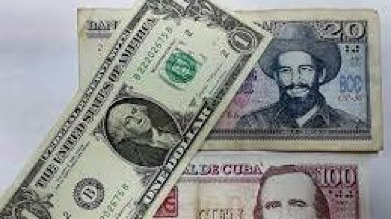 كوبا تباشر بيع دولارات لإنشاء سوق صرف رسمية