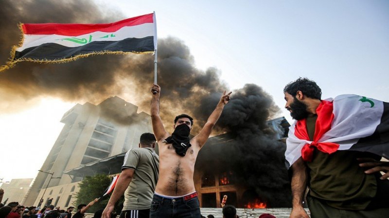 إيران تغلق حدودها مع العراق والكويت تدعو رعاياها للمغادرة