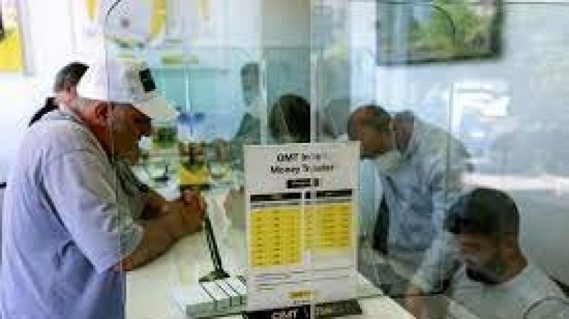 اللبنانيون يستبدلون المصارف وقيودها المشددة بمكاتب التحويلات المالية