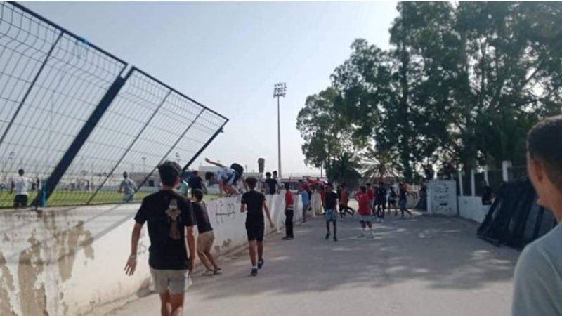 جماهير النادي الافريقي تقتحم ملعب التدريبات وتعتدي على اللاعب إسكندر العبيدي
