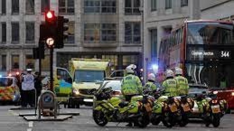طعن شرطيين وسط لندن في هجوم "غير مرتبط بالإرهاب" وتوقيف رجل كان "يحمل سكينا"