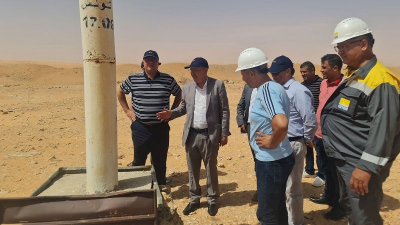 الأمين العام نور الدين الطبوبي يشرف على اجتماع عام لعمال الصحراء بالبرمة