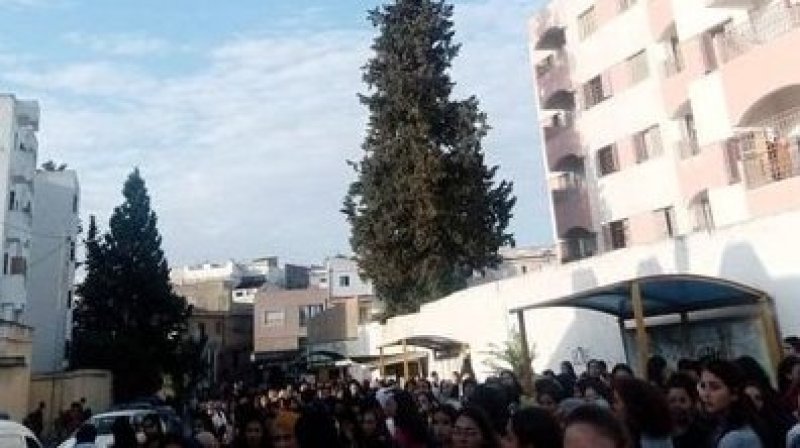 طالبات الحي الجامعي بالعمران تنفذن وقفة للمطالبة بتوفير النقل الجامعي المنتظم