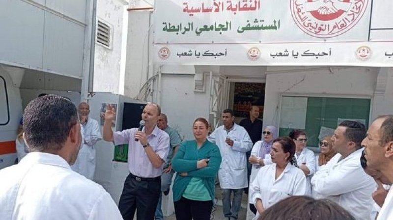 أعوان مستشفيات الرابطة والهادي الرايس يطالبون بالافراج عن زميل لهم