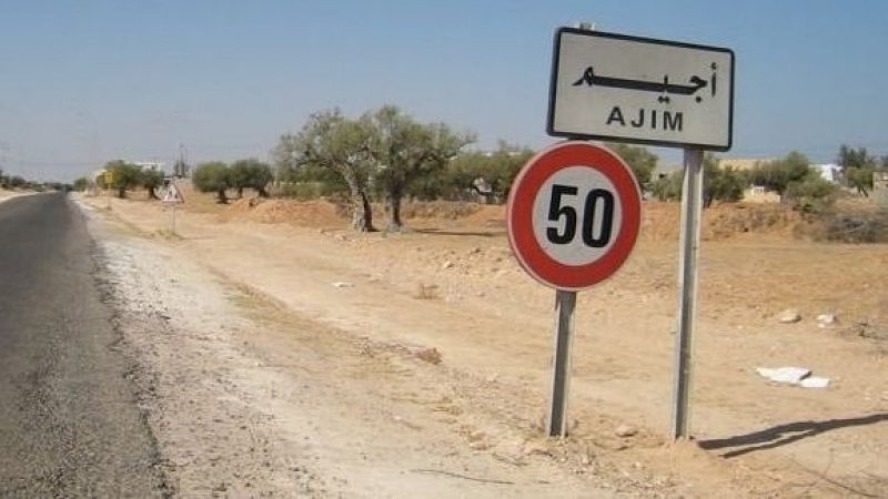 أولياء تلاميذ مدرسة 2 مارس بجربة أجيم يغلقون المدرسة احتجاجا على توقّف الدروس بأقسام دون أخرى منذ نحو شهر