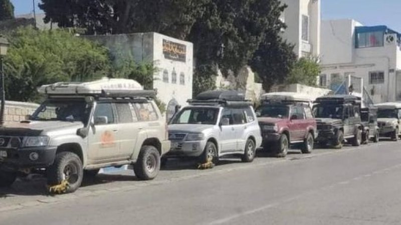 بلدية سيدي بوسعيد تعتذر لوفد سياح أجنبي إثر تكبيل سيارات رالي