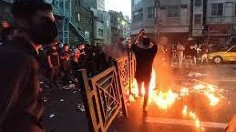 احتجاجات إيران تدخل أسبوعها السادس والحرس الثوري يحذّر شيخا سنيا من "التحريض"