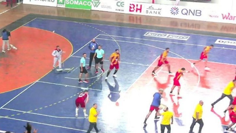 توقف مباراة النجم والترجي في كرة اليد بعد رشق جماهير النجم لاعبي الترجي بالمقذوفات