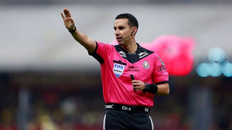 من هو حكم مباراة المنتخب الوطني والدنمارك؟