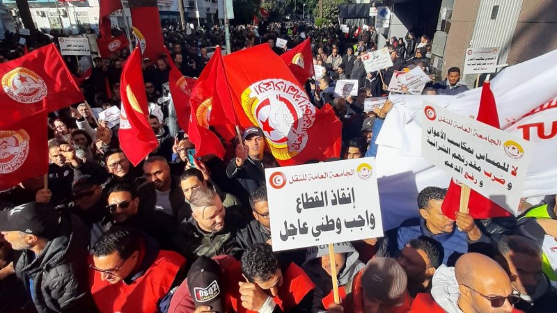 صور من اجتماع حاشد لعمال النقل امام المقر الرئيسي للاتحاد