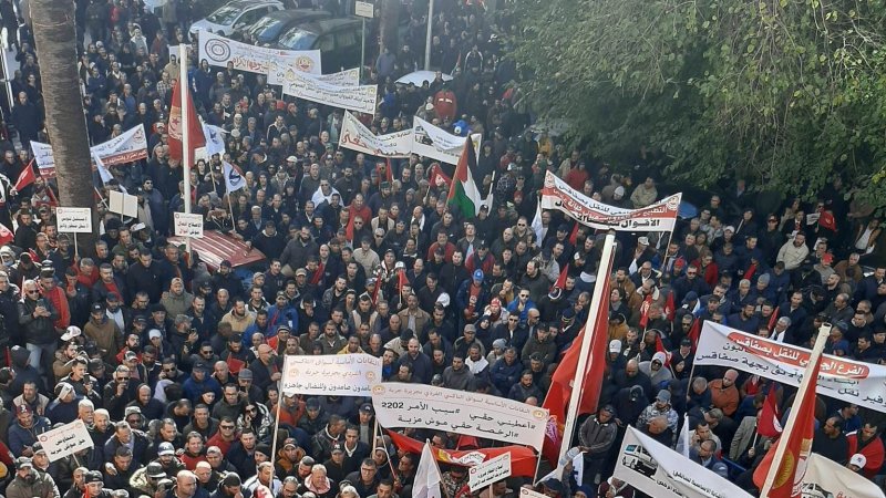 المئات من اعوان النقل يشاركون في تجمع عمالي وينظمون مسيرة للمطالبة بانقاذ النقل